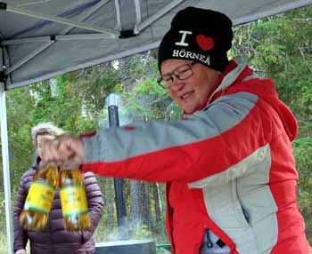 Barbro Gunnarsson säljer korv